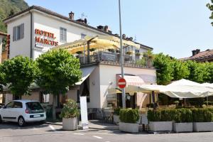 une voiture blanche garée devant un bâtiment dans l'établissement Hotel Marco's, à Côme