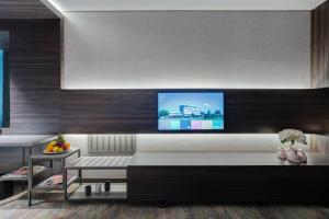 Televiisor ja/või meelelahutuskeskus majutusasutuses Emerald Hotel