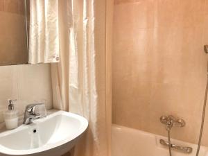 Ванна кімната в Seaview 2nd flr. apt. next to the beach, wifi,a/c,p/c media.