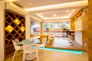 une salle de dégustation de vins avec une table et des chaises ainsi qu'une cave à vin dans l'établissement FabHotel Imperio Baner, à Pune