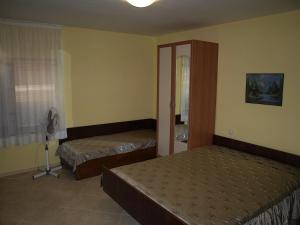 1 dormitorio con 2 camas y ventilador en Guest Rooms Kamberovi, en Shabla
