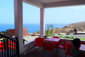 stół i krzesła na balkonie z widokiem na ocean w obiekcie Hotel Miramar Fogo Brava w mieście São Filipe