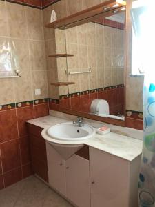 une salle de bain avec un lavabo et un miroir dans l'établissement Alvor Apartment - Center and Beach, à Alvor
