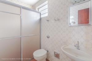 a bathroom with a shower and a toilet and a sink at Hotel Princeton in Piracicaba