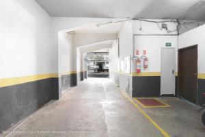 an empty hallway in an empty building with at Hotel Princeton in Piracicaba