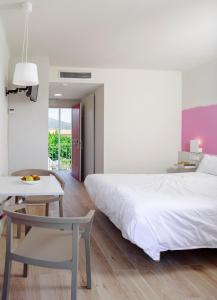 ピネダ・デ・マールにあるBellsol Roomsのベッドルーム(大きな白いベッド1台、テーブル、椅子付)