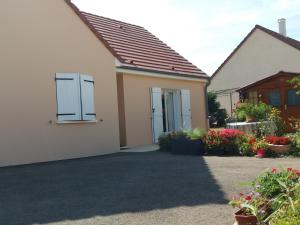 une maison avec une allée en face de celle-ci dans l'établissement Chambre d'Hôte de la Belle Jardinière, à Chagny