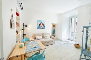 Una sala de estar blanca con una mesa y sillas. en Burò Bed & Relax, en Parma
