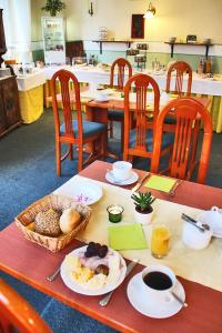 una mesa con comida y una cesta de comida en ella en Hotel Schwarzes Ross en Siebenlehn