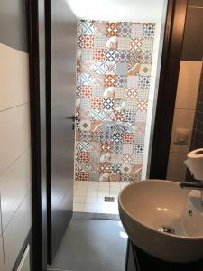 Un baño con ducha y lavabo blanco. en Heart City Executive Suite, en La Canea 4 fotos más