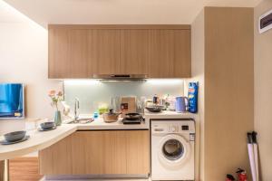 a kitchen with a sink and a washing machine at Chengdu Hi - Tech·Global Center Locals Apartment 00139620 in Chengdu