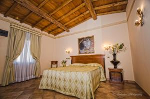 Giường trong phòng chung tại Hotel Quadrifoglio Roma Eur