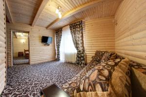 Un dormitorio con una cama en una habitación de madera. en Alpin Hotel, en Bukovel