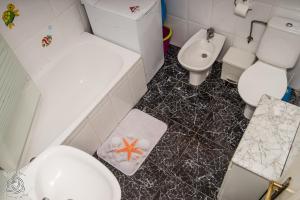 nad głową łazienki z 2 toaletami i umywalką w obiekcie Comfortable flat in El Fraile w mieście Las Galletas