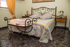 ラス・ガジェタスにあるComfortable flat in El Fraileのベッドルーム1室(ピンクの毛布と枕が備わるベッド1台付)