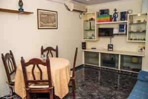 jadalnia ze stołem i krzesłami w obiekcie Comfortable flat in El Fraile w mieście Las Galletas +28 zdjęć