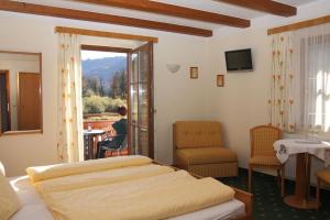 una camera con letto e vista sulle montagne di Haus Hirschpoint a Faistenau