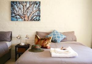 - une chambre avec un lit et une serviette dans l'établissement Solitaire Lodge, à Solitaire