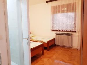 Säng eller sängar i ett rum på Apartmani Subašić