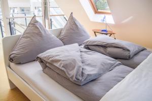 einen Haufen Kissen auf einer Couch in der Unterkunft Loft auf der Lohe in Bad Oeynhausen