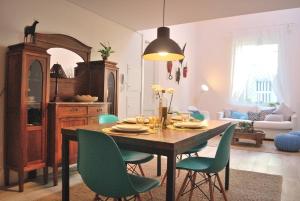 Casa Braancamp - Beautiful & Calm في بورتو: غرفة طعام مع طاولة وكراسي خضراء