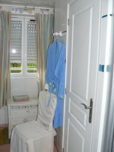 Zimmer mit einer Tür, einem Stuhl und einem Fenster in der Unterkunft Les Mésanges in Estréelles