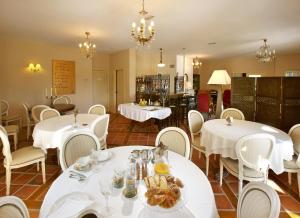 Reštaurácia alebo iné gastronomické zariadenie v ubytovaní Hotel Santa Coloma del Camino