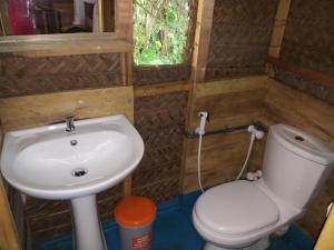 un piccolo bagno con lavandino e WC di Chami's Place a Hikkaduwa