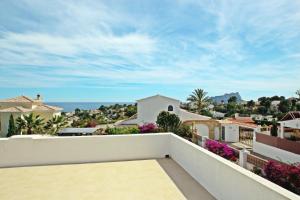 El Descanso - sea view villa with private pool in Benissa في بينيسا: منظر من شرفة منزل