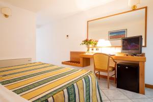 Gallery image of Hotel Capri Bardolino 3S in Bardolino