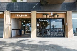 Sea Hostel Barcelona في برشلونة: متجر أمام متجر مع نافذة متجر