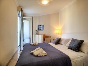 - une chambre avec un lit et 2 serviettes dans l'établissement Nestor&Jeeves - PALAIS RENOIR - By sea - Free parking, à Nice
