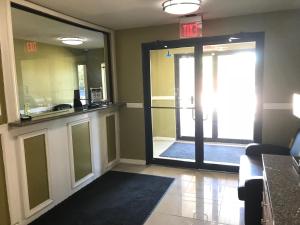 un vestíbulo con una puerta que conduce a una sala de emergencias en Paradise Inn & Suites en Baton Rouge