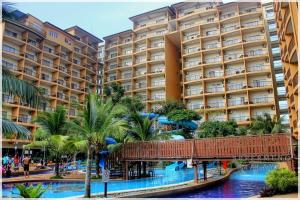 most nad rzeką przed hotelem w obiekcie Gold Coast Morib International Resort Studio Room w mieście Banting
