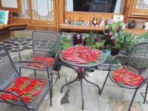 una mesa y sillas con pimientos calientes. en Dajayon Hanok Stay en Seúl