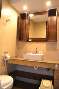 Bilik mandi di Hotel Royal Qosqo