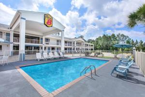 Πισίνα στο ή κοντά στο Super 8 by Wyndham Ocean Springs Biloxi