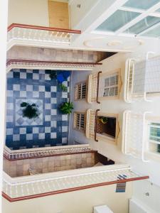 Pokój z szachownicą i oknami w obiekcie Pensión Cádiz w Kadyksie