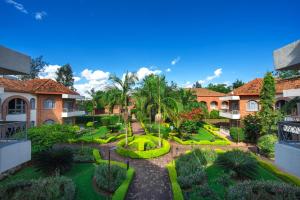 einen Luftblick auf einen Garten mit Palmen und Büschen in der Unterkunft Hotel Chez Lando in Kigali