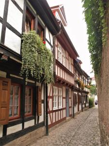 uma rua de calçada numa cidade com edifícios de madeira em Gäste-Maisonette Martinus em Erfurt