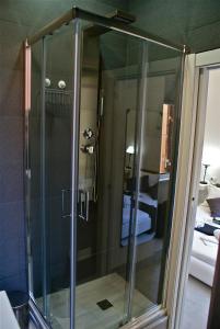 A bathroom at Empire Suites