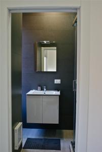 A bathroom at Empire Suites