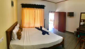 Postel nebo postele na pokoji v ubytování Ocean Gate Negombo