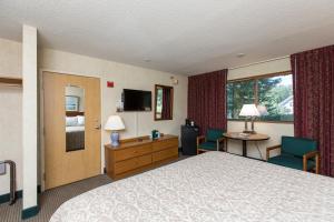 Un pat sau paturi într-o cameră la Commodores Inn