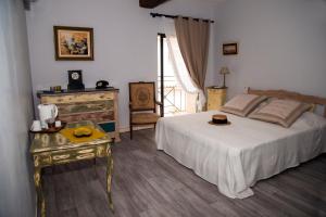 Ένα ή περισσότερα κρεβάτια σε δωμάτιο στο Le Clos des Aramons