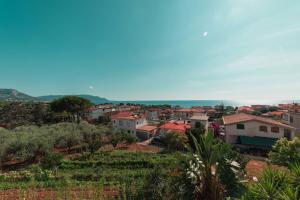 Blick auf eine Stadt von einem Hügel in der Unterkunft Casa Vacanze Rizzo in Santa Maria di Castellabate