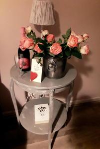 stół z wazonem kwiatów i lampą w obiekcie Le Clos des Aramons w mieście Bernis