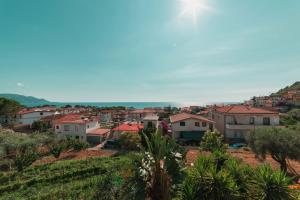 ein Dorf auf einem Hügel mit Häusern darauf in der Unterkunft Casa Vacanze Rizzo in Santa Maria di Castellabate + 39 Fotos