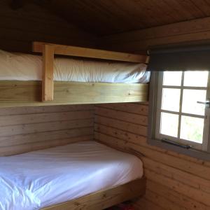 a bedroom with two bunk beds in a cabin at Vrijzicht in Ochten +6 photos