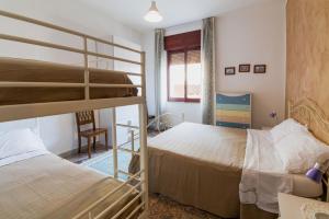 サンタ・マリア・ディ・カステッラバーテにあるCasa Vacanze Rizzoのベッドルーム1室(二段ベッド2台、椅子付)